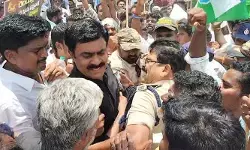 కళ్యాణదుర్గంలో రాజకీయ వేడి.. ఉత్కంఠ రేపిన ఇరుపార్టీల ర్యాలీలు కళ్యాణదుర్గంలో రాజకీయ వేడి.. ఉత్కంఠ రేపిన ఇరుపార్టీల ర్యాలీలు