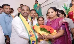 టీఆర్ఎస్ పార్టీ లోకి  జర్నలిస్ట్ భూశంకర్ ను ఆహ్వానించిన క‌ల్వ‌కుంట్ల‌ క‌విత