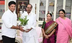 మాజీ సీఎం కేసీఆర్ ను ఆహ్వానించిన ఎమ్మెల్యే మర్రి రాజశేఖర్ రెడ్డి దంపతులు మాజీ సీఎం కేసీఆర్ ను ఆహ్వానించిన ఎమ్మెల్యే మర్రి రాజశేఖర్ రెడ్డి దంపతులు