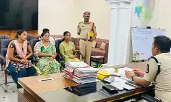ప్రేమ వ్యవహారం విషాదాంతం.. మైనర్ బాలిక ఆత్మహత్య కేసులో ఇద్దరి అరెస్ట్ ప్రేమ వ్యవహారం విషాదాంతం.. మైనర్ బాలిక ఆత్మహత్య కేసులో ఇద్దరి అరెస్ట్