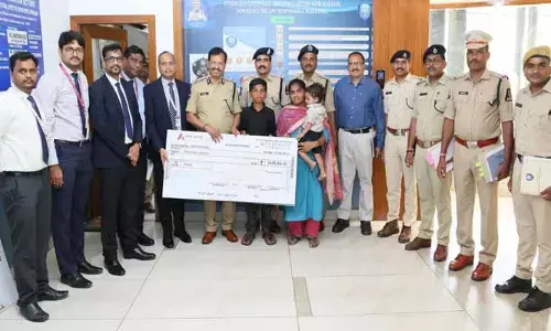 పోలీస్ శాఖ మానవత్వం.. హోంగార్డుల కుటుంబాలకు రూ.38 లక్షల చెక్కు అందజేత