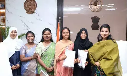 ప్రతిభ చూపిన విద్యార్థులకు నగదు పురస్కారాలు