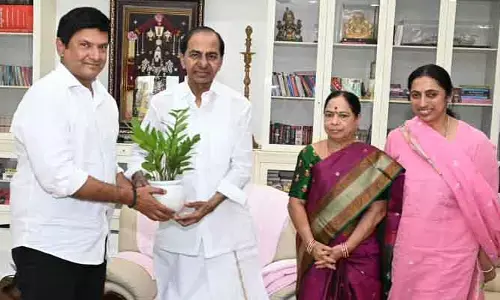 మాజీ సీఎం కేసీఆర్ ను  ఆహ్వానించిన  ఎమ్మెల్యే మ‌ర్రి రాజ‌శేఖ‌ర్ రెడ్డి దంప‌తులు