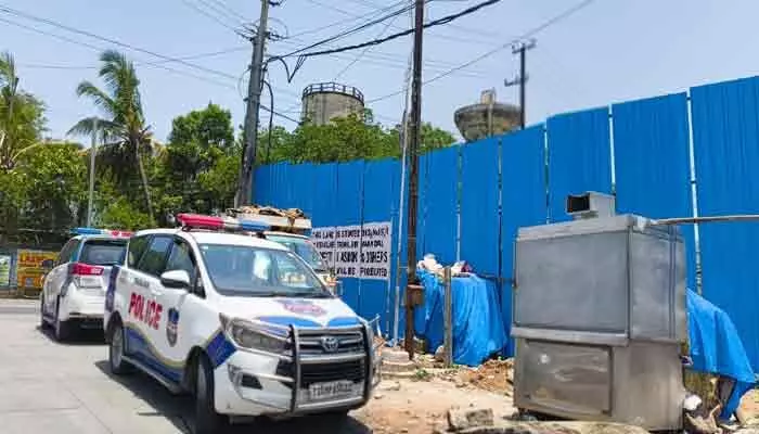 ఇంతకీ అది ప్రభుత్వ భూమా, ప్రైవేటు వ్యక్తుల భూమా?.. వివాదాస్పద భూమి వద్ద మోహరించిన పోలీసులు ఇంతకీ అది ప్రభుత్వ భూమా, ప్రైవేటు వ్యక్తుల భూమా?.. వివాదాస్పద భూమి వద్ద మోహరించిన పోలీసులు