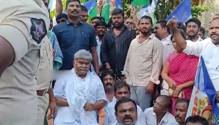 తాడిపత్రిలో తీవ్ర ఉద్రిక్తత.. మాజీ ఎమ్మెల్యే కేతిరెడ్డి పెద్దారెడ్డి అరెస్ట్ తాడిపత్రిలో తీవ్ర ఉద్రిక్తత.. మాజీ ఎమ్మెల్యే కేతిరెడ్డి పెద్దారెడ్డి అరెస్ట్