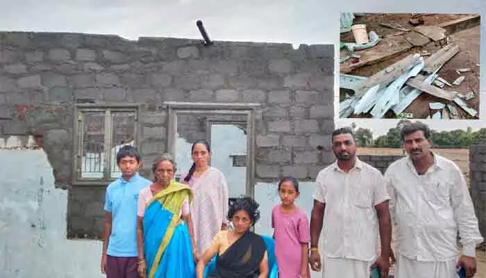రేపాలలో గాలివాన బీభత్సం.. ఎగిరిపడ్డ ఇంటిపైకప్పు రేకులు.. ముగ్గురికి గాయాలు రేపాలలో గాలివాన బీభత్సం.. ఎగిరిపడ్డ ఇంటిపైకప్పు రేకులు.. ముగ్గురికి గాయాలు