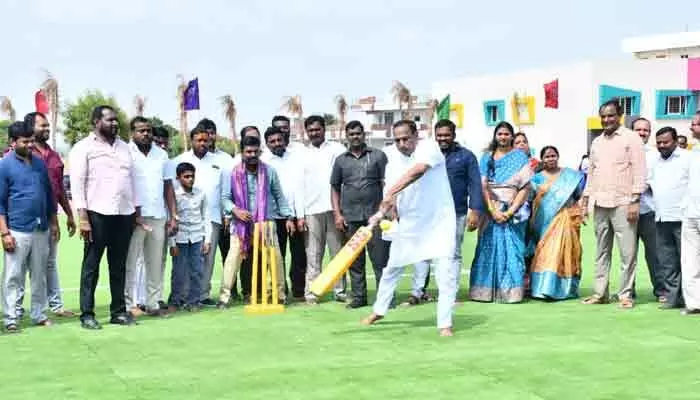 మేడ్చల్లో CMR స్కూల్ను ప్రారంభించిన మల్లారెడ్డి.. క్రికెట్ ఆడి సందడి! మేడ్చల్లో CMR స్కూల్ను ప్రారంభించిన మల్లారెడ్డి.. క్రికెట్ ఆడి సందడి!