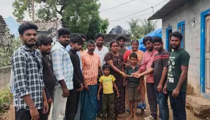 కష్టకాలంలో తోటి డ్రైవర్ కుటుంబానికి చేయూత.. అభినందించిన గ్రామస్తులు కష్టకాలంలో తోటి డ్రైవర్ కుటుంబానికి చేయూత.. అభినందించిన గ్రామస్తులు