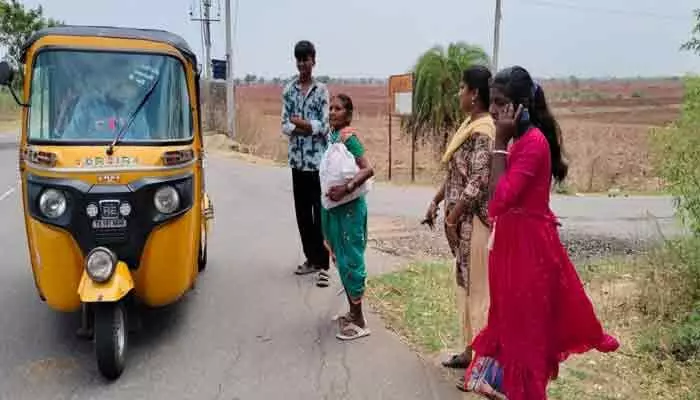 ఆర్టీసీ ఫ్రీ బస్సు ఉన్న లేనట్లే.. ప్రయాణికుల అవస్థలు! ఆర్టీసీ ఫ్రీ బస్సు ఉన్న లేనట్లే.. ప్రయాణికుల అవస్థలు!