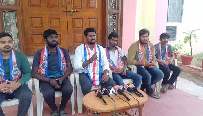 కేయూ విద్యార్థి జేఏసీ గర్జన.. 20 వేల కానిస్టేబుల్ నోటిఫికేషన్ వెంటనే విడుదల చేయాలని డిమాండ్ కేయూ విద్యార్థి జేఏసీ గర్జన.. 20 వేల కానిస్టేబుల్ నోటిఫికేషన్ వెంటనే విడుదల చేయాలని డిమాండ్
