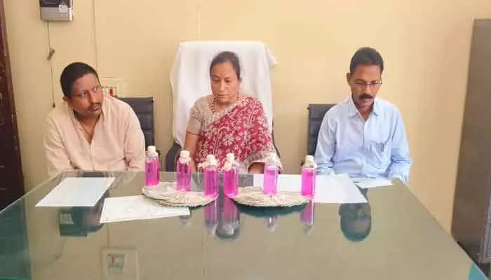 నర్సింహులపేటలో ఏసీబీ ట్రాప్.. లంచం తీసుకుంటూ ఎంపీడీవో, ఎంపీఓ పట్టివేత నర్సింహులపేటలో ఏసీబీ ట్రాప్.. లంచం తీసుకుంటూ ఎంపీడీవో, ఎంపీఓ పట్టివేత