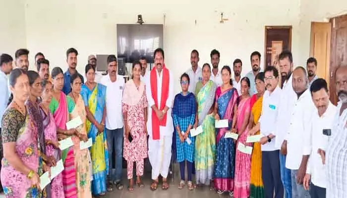 పేదింటి ఆడపిల్లలకు అండగా కళ్యాణ లక్ష్మి : ఎమ్మెల్యే కాటిపల్లి వెంకటరమణ రెడ్డి పేదింటి ఆడపిల్లలకు అండగా కళ్యాణ లక్ష్మి : ఎమ్మెల్యే కాటిపల్లి వెంకటరమణ రెడ్డి