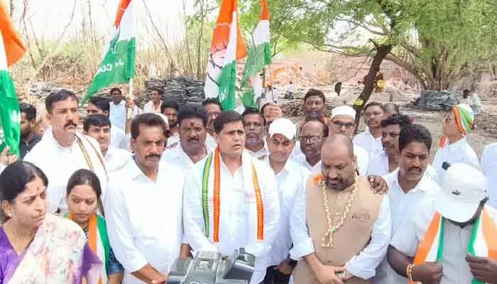సీసీఐ కూల్చివేతపై కన్నెర్ర.. సీసీఐ కూల్చివేతపై కన్నెర్ర..
