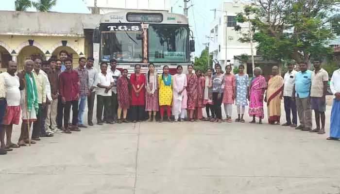 రోడ్డెక్కిన విద్యార్థులు, ఉద్యోగులు.. బస్సు సర్వీసు నిలిపివేతపై నిరసన రోడ్డెక్కిన విద్యార్థులు, ఉద్యోగులు.. బస్సు సర్వీసు నిలిపివేతపై నిరసన