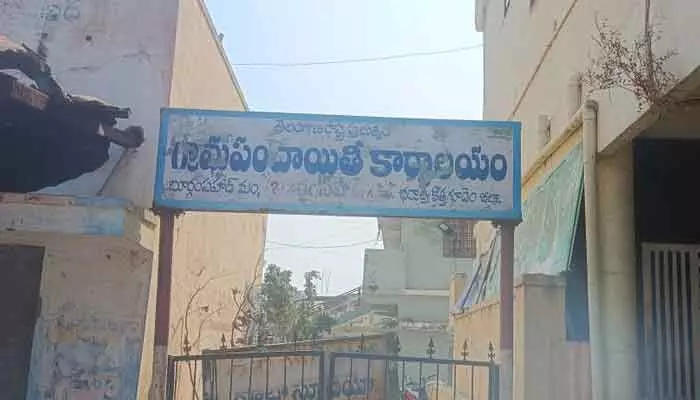 గ్రామ కార్యదర్శా.. మజాకా..! గ్రామ కార్యదర్శా.. మజాకా..!