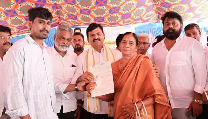 సంక్షేమం, అభివృద్ధి రెండు కళ్లుగా ప్రజా ప్రభుత్వం: మంత్రి పొంగులేటి సంక్షేమం, అభివృద్ధి రెండు కళ్లుగా ప్రజా ప్రభుత్వం: మంత్రి పొంగులేటి