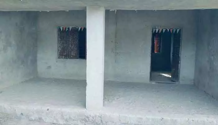 విద్యార్థులకు ఉపయోగపడని పాఠశాల భవనం.. రూ. 5 లక్షలు వ్యర్థం విద్యార్థులకు ఉపయోగపడని పాఠశాల భవనం.. రూ. 5 లక్షలు వ్యర్థం