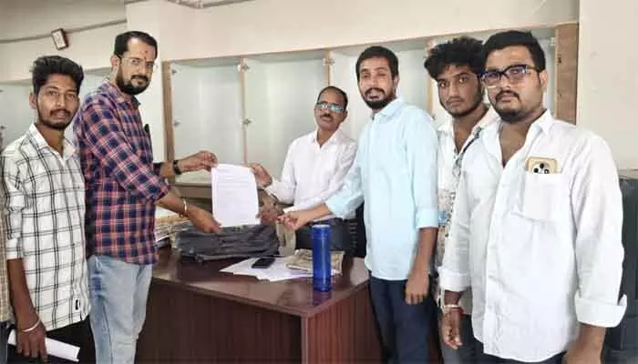 విద్యార్థుల భవిష్యత్తుతో చెలగాటం ఆడొద్దు : బీఆర్ఎస్వీ రాష్ట్ర నాయకులు కంచర్ల రవిగౌడ్ విద్యార్థుల భవిష్యత్తుతో చెలగాటం ఆడొద్దు : బీఆర్ఎస్వీ రాష్ట్ర నాయకులు కంచర్ల రవిగౌడ్