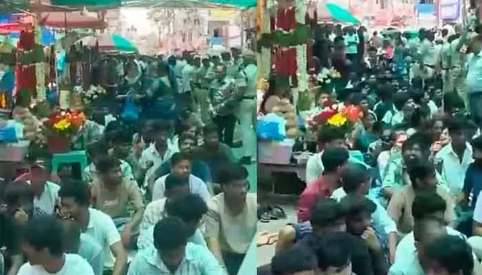 దిల్సుఖ్నగర్ సాయిబాబా గుడివద్ద నిరుద్యోగుల ధర్నా.. దిల్సుఖ్నగర్ సాయిబాబా గుడివద్ద నిరుద్యోగుల ధర్నా..
