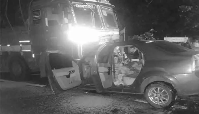 లారీ, కారు ఎదురెదురుగా ఢీకొనడంతో ఇద్దరు మృతి లారీ, కారు ఎదురెదురుగా ఢీకొనడంతో ఇద్దరు మృతి