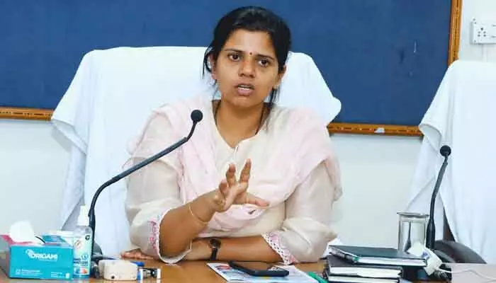 నర్సింగ్ కాలేజ్ ను సందర్శించిన కలెక్టర్ నర్సింగ్ కాలేజ్ ను సందర్శించిన కలెక్టర్