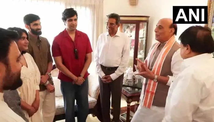 హైదరాబాద్లో రక్షణ మంత్రి రాజ్నాథ్ సింగ్ సందడి.. వారితో ప్రత్యేక భేటీ! హైదరాబాద్లో రక్షణ మంత్రి రాజ్నాథ్ సింగ్ సందడి.. వారితో ప్రత్యేక భేటీ!
