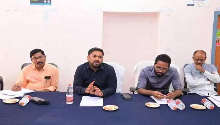 నల్లమల్ల చెంచుల అభివృద్ధికి అన్ని శాఖలు పని చేయాలి : కలెక్టర్ హేమంత్ కేశవ్ పాటిల్ నల్లమల్ల చెంచుల అభివృద్ధికి అన్ని శాఖలు పని చేయాలి : కలెక్టర్ హేమంత్ కేశవ్ పాటిల్