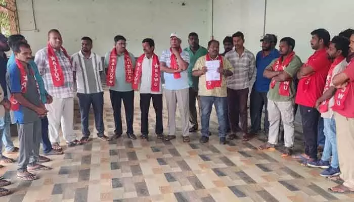 సింగరేణి యాజమాన్యానికి కృతజ్ఞతలు తెలియజేసిన ఏఐటీయూసీ నాయకులు సింగరేణి యాజమాన్యానికి కృతజ్ఞతలు తెలియజేసిన ఏఐటీయూసీ నాయకులు