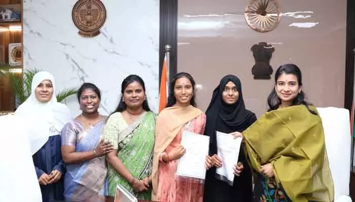 ప్రతిభ చూపిన విద్యార్థులకు నగదు పురస్కారాలు ప్రతిభ చూపిన విద్యార్థులకు నగదు పురస్కారాలు