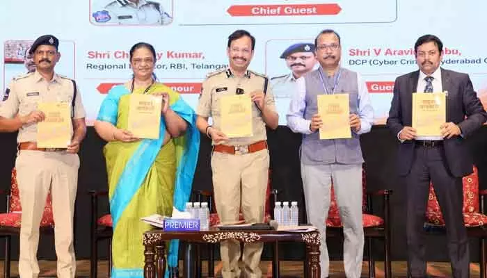 ప్రతి బ్యాంకు ఉద్యోగి సైబర్ నేరాల పట్ల అవగాహన కలిగి ఉండాలి: సీపీ సజ్జనార్ ప్రతి బ్యాంకు ఉద్యోగి సైబర్ నేరాల పట్ల అవగాహన కలిగి ఉండాలి: సీపీ సజ్జనార్
