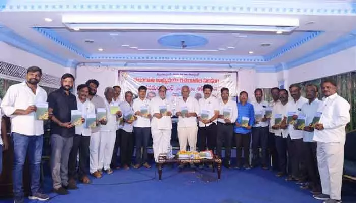 సమాజ మార్పుకు పాటలే ఆయుధాలు: శాసనసభ్యులు కూనంనేని సాంబశివరావు సమాజ మార్పుకు పాటలే ఆయుధాలు: శాసనసభ్యులు కూనంనేని సాంబశివరావు