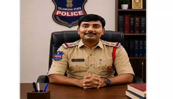 బాల కార్మికులను పనిలో పెట్టుకుంటే కఠిన చర్యలు : ఎస్ఐ మాధవరెడ్డి బాల కార్మికులను పనిలో పెట్టుకుంటే కఠిన చర్యలు : ఎస్ఐ మాధవరెడ్డి