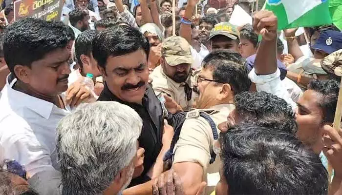 కళ్యాణదుర్గంలో రాజకీయ వేడి.. ఉత్కంఠ రేపిన ఇరుపార్టీల ర్యాలీలు కళ్యాణదుర్గంలో రాజకీయ వేడి.. ఉత్కంఠ రేపిన ఇరుపార్టీల ర్యాలీలు
