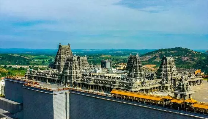 యాదగిరిగుట్ట లక్ష్మీ నరసింహ ఆలయంలో ఈదురు గాలుల బీభత్సం యాదగిరిగుట్ట లక్ష్మీ నరసింహ ఆలయంలో ఈదురు గాలుల బీభత్సం