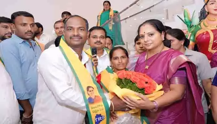 టీఆర్ఎస్ పార్టీ లోకి జర్నలిస్ట్ భూశంకర్ ను ఆహ్వానించిన కల్వకుంట్ల కవిత టీఆర్ఎస్ పార్టీ లోకి జర్నలిస్ట్ భూశంకర్ ను ఆహ్వానించిన కల్వకుంట్ల కవిత