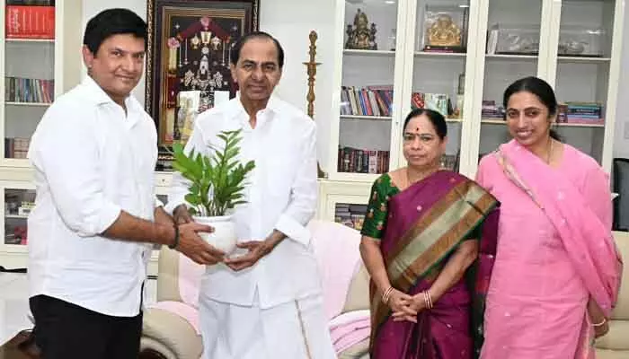మాజీ సీఎం కేసీఆర్ ను ఆహ్వానించిన ఎమ్మెల్యే మర్రి రాజశేఖర్ రెడ్డి దంపతులు మాజీ సీఎం కేసీఆర్ ను ఆహ్వానించిన ఎమ్మెల్యే మర్రి రాజశేఖర్ రెడ్డి దంపతులు