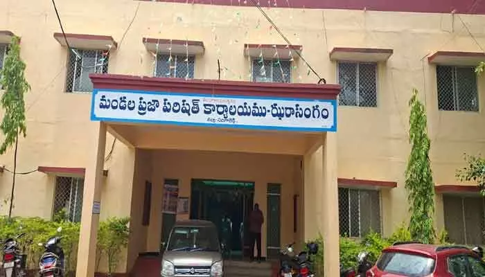 స.హ. చట్టానికి అధికారుల తూట్లు..?! స.హ. చట్టానికి అధికారుల తూట్లు..?!