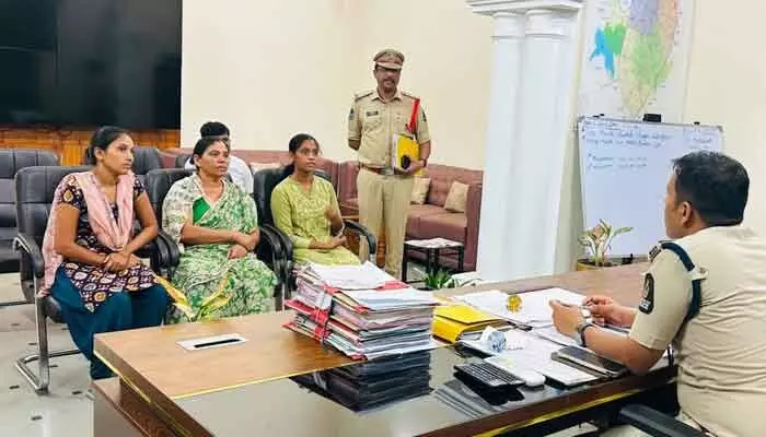 ప్రేమ వ్యవహారం విషాదాంతం.. మైనర్ బాలిక ఆత్మహత్య కేసులో ఇద్దరి అరెస్ట్ ప్రేమ వ్యవహారం విషాదాంతం.. మైనర్ బాలిక ఆత్మహత్య కేసులో ఇద్దరి అరెస్ట్