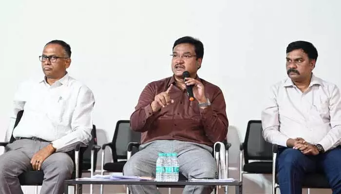 వరద ముప్పు ప్రాంతాలపై నిరంతర నిఘా ఉండాలి: హైడ్రా కమిషనర్ వరద ముప్పు ప్రాంతాలపై నిరంతర నిఘా ఉండాలి: హైడ్రా కమిషనర్