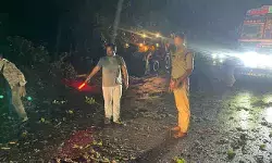 అర్ధరాత్రి ఆపదలో అండగా యువ నాయకులు.. చెట్టు తొలగించి ట్రాఫిక్ పునరుద్ధరణ అర్ధరాత్రి ఆపదలో అండగా యువ నాయకులు.. చెట్టు తొలగించి ట్రాఫిక్ పునరుద్ధరణ