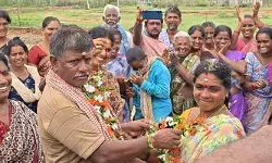 ఉపాధి హామీ కూలీల పెళ్లి తంతు.. ఉపాధి హామీ కూలీల పెళ్లి తంతు..