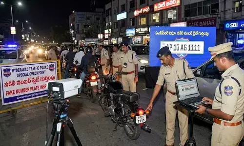 నగరంలో నకిలీ నంబర్‌ ప్లేట్లపై కొరడా