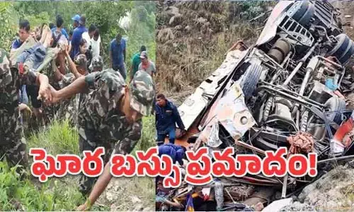 ఘోర రోడ్డు ప్రమాదం బస్సు లోయలో పడి ఎనిమిది మంది మృతి