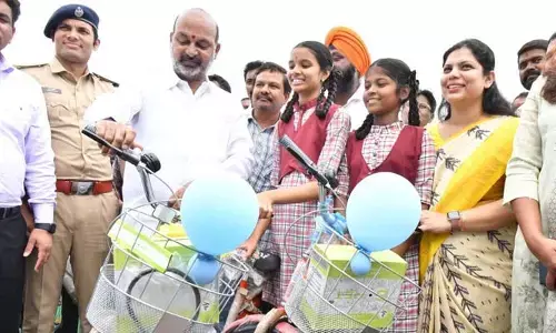 విద్యార్థులకు ‘బండి’ బంపర్ ఆఫర్..టెన్త్ విద్యార్థులందరికీ ఉచితంగా సైకిళ్లు