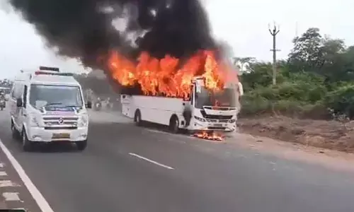 బస్సులో భారీ ప్రమాదం..  సమయస్పూర్తితో బయటపడిన  డ్రైవర్, ఉద్యోగులు