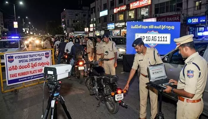 నగరంలో నకిలీ నంబర్ ప్లేట్లపై కొరడా నగరంలో నకిలీ నంబర్ ప్లేట్లపై కొరడా