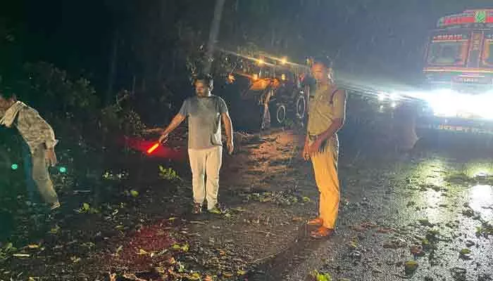 అర్ధరాత్రి ఆపదలో అండగా యువ నాయకులు.. చెట్టు తొలగించి ట్రాఫిక్ పునరుద్ధరణ అర్ధరాత్రి ఆపదలో అండగా యువ నాయకులు.. చెట్టు తొలగించి ట్రాఫిక్ పునరుద్ధరణ