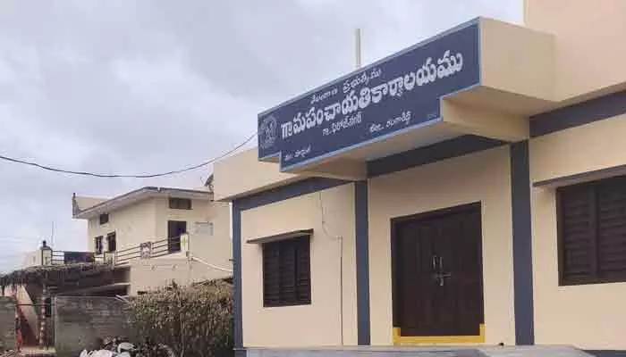 ప్రారంభానికి నోచుకోని ఫిరోజ్ నగర్ గ్రామ పంచాయతీ భవనం ప్రారంభానికి నోచుకోని ఫిరోజ్ నగర్ గ్రామ పంచాయతీ భవనం