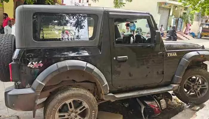 బైక్ను ఢీకొట్టిన కారు.. ఇద్దరు అన్నదమ్ములకు తీవ్ర గాయాలు బైక్ను ఢీకొట్టిన కారు.. ఇద్దరు అన్నదమ్ములకు తీవ్ర గాయాలు