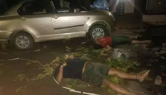 కారుపై పడ్డ కొమ్మలు తీస్తుండగా కరెంట్ షాక్.. తండ్రి, కూతురు మృతి.. తల్లి పరిస్థితి విషమం కారుపై పడ్డ కొమ్మలు తీస్తుండగా కరెంట్ షాక్.. తండ్రి, కూతురు మృతి.. తల్లి పరిస్థితి విషమం